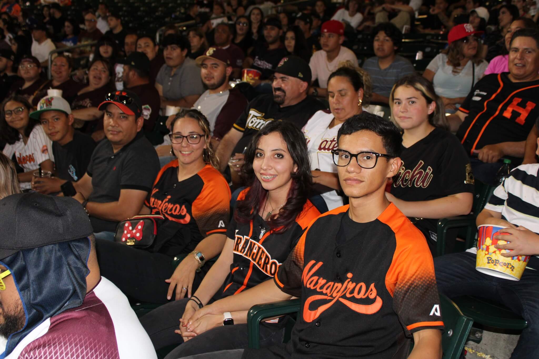 Naranjeros fans celebrating